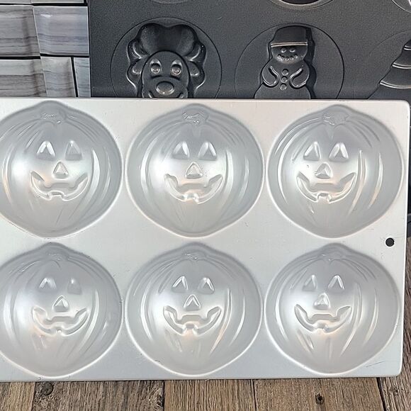 Wilton holiday themed cookie Halloween and Christmas pan Set of 2 - Picture 2 of 8